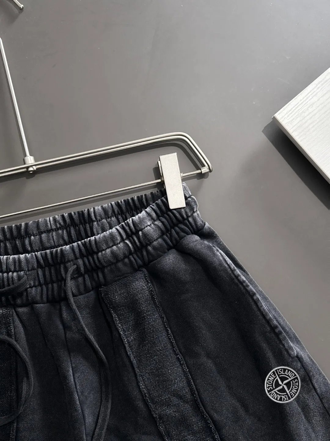 🅿️330 shipped next day, high quality Stone lsland/stone island 2025 spring and summer new style casual solid color loose shorts with elastic band, two needle stitches at the hem of the trousers, fine and firm stitching, custom-made fabrics at the counter, high breathability and comfort, impeccable details, brand element design concept, reflecting high quality. It feels delicate and soft! It presents a casual cut and the upper body shape is great! Size: S-XXL